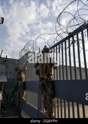 I soldati della Guardia Nazionale assegnati alla 34a Divisione di Fanteria con sede in Minnesota forniscono sicurezza alla fine di agosto a Kabul, Afghanistan. Dispiegato a sostegno dell'operazione Spartan Shield, circa 400 soldati del 34esimo ID sono stati temporaneamente delocalizzati a Kabul, Afghanistan, e da allora sono arrivati in modo sicuro in Kuwait, dove sono assegnati. (STATI UNITI Foto esercito di Capt. Robert Zellmam) Foto Stock