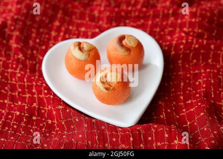 Rava Laddu, Rava Unda Kesar laddu motichoor semolina Laddoo, Rawa Ladu Popular piatto dolce indiano mithai Diwali dolce Dussehra festival snack dessert Foto Stock