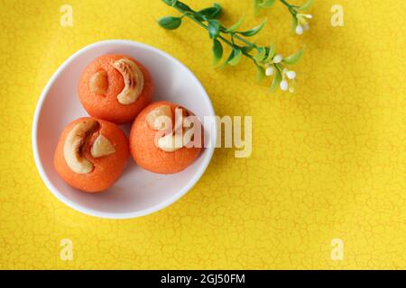 Rava Laddu, Rava Unda Kesar laddu motichoor semolina Laddoo, Rawa Ladu Popular piatto dolce indiano mithai Diwali dolce Dussehra festival snack dessert Foto Stock