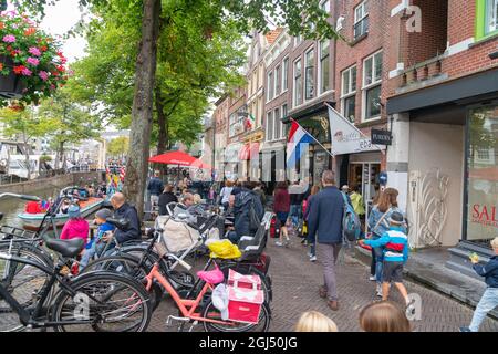 Alkmaar Paesi Bassi - Agosto 18 2012; strada trafficata affollata di turisti a piedi e nei caffè nella pittoresca città di Alkmaar di monumenti storici e poi Foto Stock