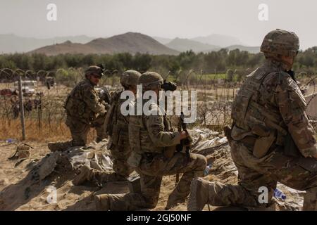 I soldati della Guardia Nazionale assegnati alla 34a Divisione di Fanteria con sede in Minnesota forniscono sicurezza alla fine di agosto a Kabul, Afghanistan. Dispiegato a sostegno dell'operazione Spartan Shield, circa 400 soldati del 34esimo ID sono stati temporaneamente delocalizzati a Kabul, Afghanistan, e da allora sono arrivati in modo sicuro in Kuwait, dove sono assegnati. (STATI UNITI Esercito foto di 1 Lt. Edwin Anderson) Foto Stock