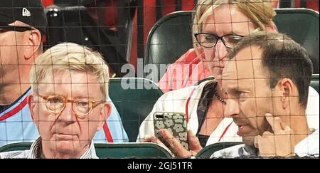 St. Louis, Stati Uniti. 9 settembre 2021. Il giornalista George Will (L) chats con il presidente dei Cardinali di St. Louis Bill DeWitt III, durante il Los Angeles Dodgers-St. Louis Cardinals, partita di baseball al Busch Stadium di St. Louis, mercoledì 8 settembre 2021. Foto di Bill Greenblatt/UPI Credit: UPI/Alamy Live News Foto Stock