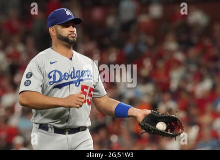 St. Louis, Stati Uniti. 9 settembre 2021. Los Angeles Dodgers Albert Pujols cattura un baseball che userà per lanciare per la pratica, come egli entra nel Dugout dopo il primo inning contro i St. Louis Cardinals al Busch Stadium di St. Louis il mercoledì 8 settembre 2021. Foto di Bill Greenblatt/UPI Credit: UPI/Alamy Live News Foto Stock