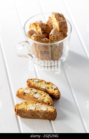 Biscotti italiani cantuccini. Biscotti secchi dolci con mandorle su tavola bianca. Foto Stock