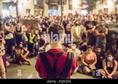 Barcellona, Spagna. 08 settembre 2021. Un manifestante che parla ai colleghi, durante la manifestazione. Circa 300 persone hanno partecipato a una manifestazione contro le aggressioni omofobiche che continuano ad essere molto frequenti in tutto lo Stato spagnolo. (Foto di Thiago Prudencio/SOPA Images/Sipa USA) Credit: Sipa USA/Alamy Live News Foto Stock