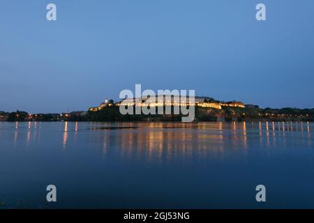 Vista notturna della Fortezza di Petrovaradin sul Danubio Foto Stock