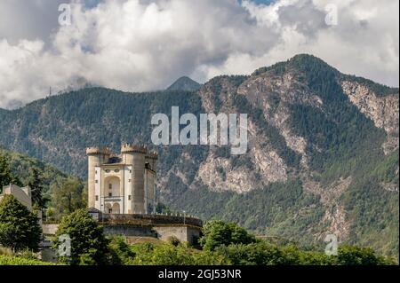 L'antico castello di Aymavilles, Valle d'Aosta, Italia, completamente immerso nella natura circostante Foto Stock