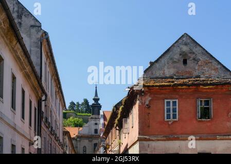 Facciate di edifici in shabby a Petrovaradin Foto Stock