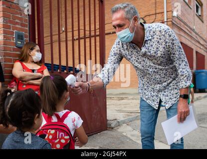 Madrid, Spagna. 8 settembre 2021. Un insegnante controlla la temperatura corporea degli studenti a Madrid, in Spagna, 8 settembre 2021. Credit: Gustavo Valiente/Xinhua/Alamy Live News Foto Stock