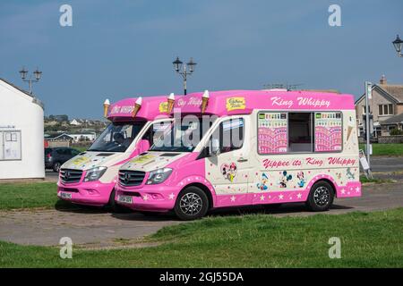 Due furgoni per gelato parcheggiati nella cittadina costiera Cumbria di St. Bees Foto Stock