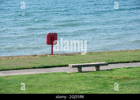 Life Ring e posto sul lungomare di St Bees, Cumbria, Inghilterra Foto Stock