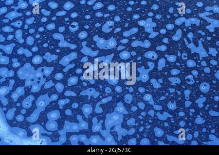 modello di bolle sulla superficie dell'acqua Foto Stock