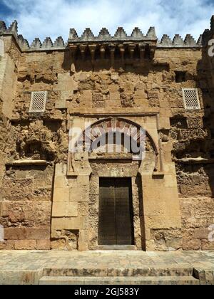 Colpo verticale di una delle porte alle pareti della Cattedrale di Mezquita a Cordoba, Spagna Foto Stock