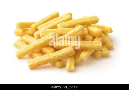 Mucchio di bastoncini di grano soffiato isolato su bianco Foto Stock