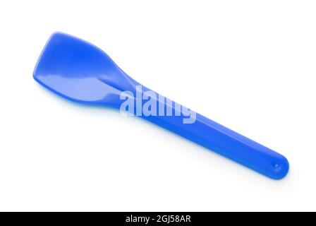 Cucchiaio di plastica blu per gelato isolato su bianco Foto Stock