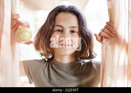 Ritratto estivo di giovane ragazza piuttosto felice. Ragazza bruna ragazza sorridente e allegra. Primo piano. Foto Stock