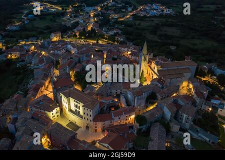 Una veduta aerea di Bale - Valle al tramonto, il castello Soardo - Bembo e la chiesa della Visitazione Beata Vergine Maria a Santa Elisabetta, Istria, Croazia Foto Stock