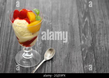 Peach Melba è un dessert estivo preparato da Escoffier con pesche, gelato e purea di lamponi. Foto Stock