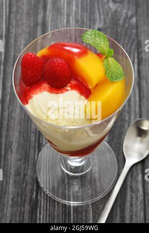 Peach Melba è un dessert estivo preparato da Escoffier con pesche, gelato e purea di lamponi. Foto Stock