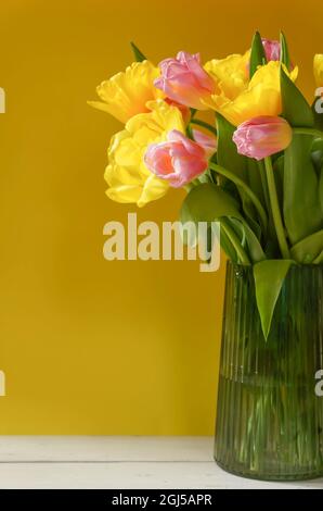 Bella primavera fiori in Mothers o Womans giorno. Bouquet di tulipani rosa e giallo in vaso su sfondo legno. Spazio di copia. Amore, Internazionale WOME Foto Stock