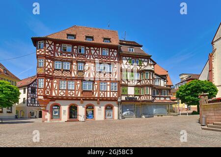 Moscach, Germania - Giugno 2021: Centro storico con case storiche a graticcio chiamate 'Palmsche Haus' sul mercato in giornata di sole Foto Stock