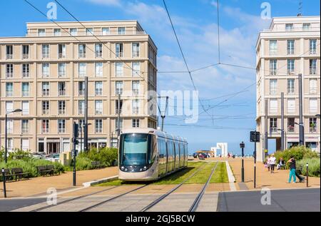 Un tram a le Havre, Francia, attraversando il complesso di edifici 'Porte Oceane' di Auguste Perret. Foto Stock