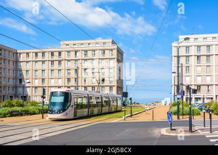 Un tram a le Havre, Francia, attraversando il complesso di edifici 'Porte Oceane' di Auguste Perret. Foto Stock