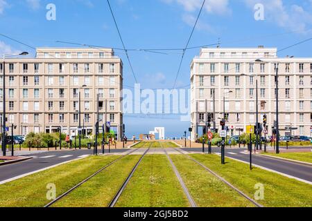 Il viale Foch di le Havre, Francia, utilizzato dalla funivia, attraversa il complesso di edifici 'Porte Oceane' di Auguste Perret. Foto Stock