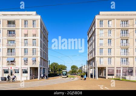 Un tram a le Havre, Francia, attraversando il complesso di edifici 'Porte Oceane' di Auguste Perret. Foto Stock