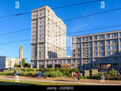 Il complesso di edifici 'Porte Oceane' e la chiesa di San Giuseppe a le Havre, Francia. Foto Stock