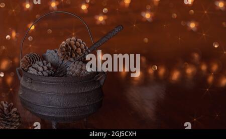 bollitore in metallo vintage con coni di pino. Decorazioni rustiche in stile cottage di campagna. Foto Stock