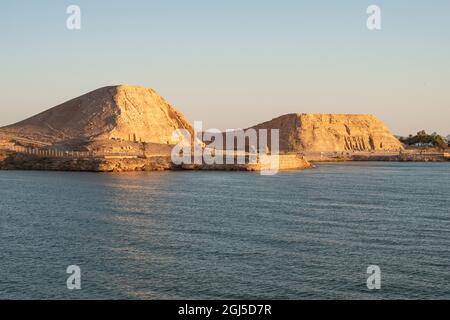 Alto Egitto, a sud di Assuan. Abu Simbel Tempio di Ramses II (Patrimonio dell'Umanità), tempio di sua moglie Nefertiti sulla destra, visto dalla barca sul lago di Nasse Foto Stock