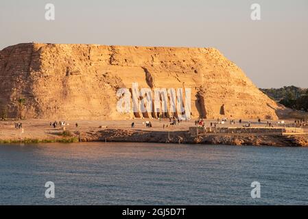 Alto Egitto, a sud di Assuan. Abu Simbel Tempio di Ramses II (Patrimonio dell'Umanità), tempio di sua moglie Nefertiti sulla destra, visto dalla barca sul lago di Nasse Foto Stock