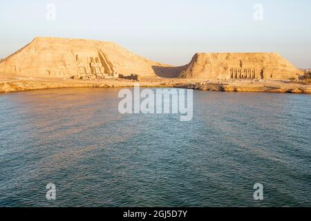 Alto Egitto, a sud di Assuan. Abu Simbel Tempio di Ramses II (Patrimonio dell'Umanità), tempio di sua moglie Nefertiti sulla destra, visto dalla barca sul lago di Nasse Foto Stock