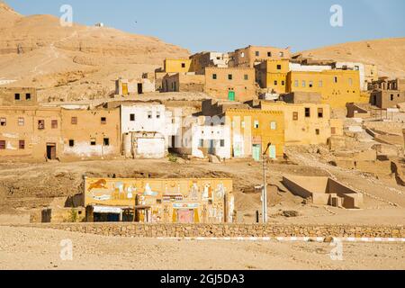 Alto Egitto, Luxor, dintorni della Cisgiordania, insediamento lungo il tragitto per la Valle dei Re Foto Stock
