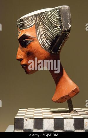 Egitto, spedizione sul Nilo, Alessandria, nuova Biblioteca di Alessandria, 'Una ragazza da Nubia' (1998 da Abdel Wabi) su scacchiera (2006) in mostra Foto Stock