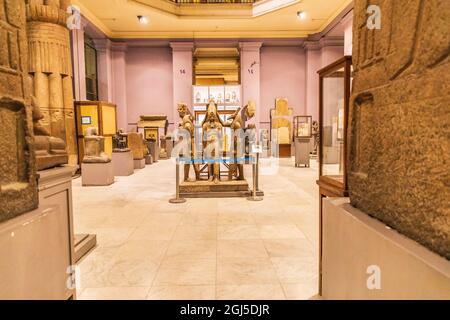 Africa, Egitto, Cairo. 4 ottobre 2018. Statua degli dei Horus e ambientato con Ramesse III, nel Museo Egizio del Cairo. (Solo per uso editoriale) Foto Stock