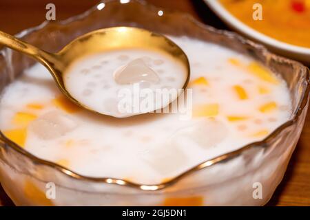 Delizioso dessert tailandese, sago di cocco mango Foto Stock