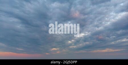 Cieli tempestosi sopra la Sea Shore. Foto Stock