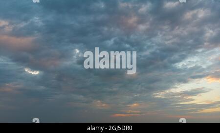 Cieli tempestosi sopra il mare. Foto Stock