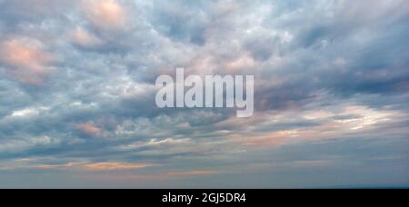 Un cielo tempesta sopra il mare. Foto Stock