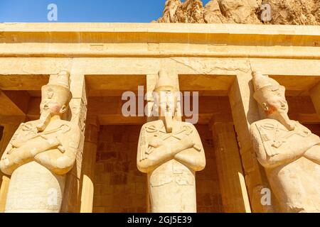 Egitto. Il Tempio mortuario della Regina Hatshepsut, il Djeser-Djeseru (Santo dei Santi), si trova sotto le scogliere a Deir el Bahari sulla riva occidentale Foto Stock