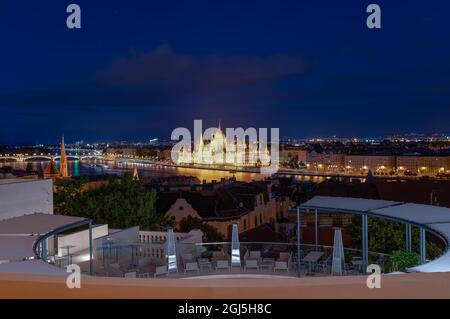 Parlamento Ungherese a Budapest. Dispone di una terrazza panoramica in primo piano. La vista notturna sul Danubio e su Budapest è incredibile Foto Stock