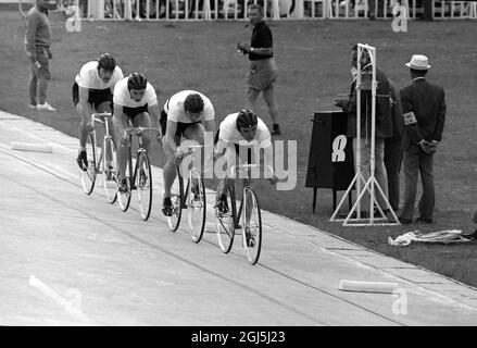 OLIMPIADI, GIOCHI OLIMPICI DI SPORT - LA XVIII 18A OLYMPIADE A TOKYO, GIAPPONE - GIOCHI OLIMPICI CICLISTICI SQUADRA DI PERSUIT TEDESCA BATTE LA DANIMARCA ; 21 OTTOBRE 1964 Foto Stock