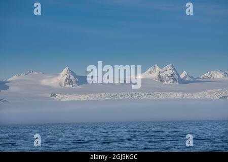 Antartide, Georgia del Sud. Nebbia e montagne innevate e ghiacciai. Credit as: Don Grall / Galleria Jaynes / DanitaDelimont.com Foto Stock