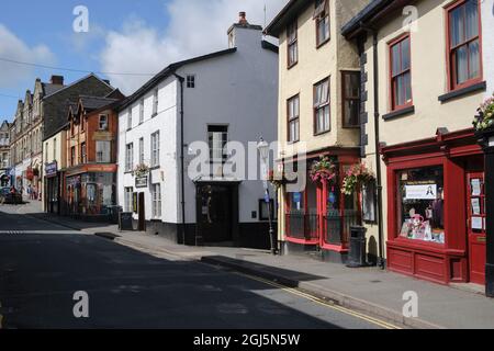 Negozi in High Street, Builth Wells, Powys, Galles Foto Stock