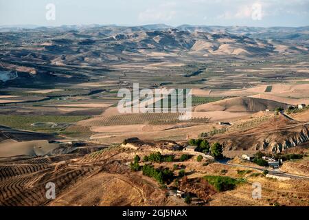 Al centro della Sicilia paesaggio di campagna di campi coltivati e colline intorno alla città di Mazzarino (Caltanissetta) Foto Stock