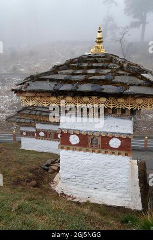 Bhutan, Passo Dochula, Druk Wangyal Khang Zhang Chortens. 108 chantens di Khangzang, di colore rosso, costruiti come memoriale per i soldati bhutanesi uccisi nel 200 Foto Stock