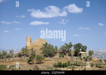 Storico castello di Sicilia nel comune di Mazzarino (Caltanissetta) contro il cielo blu con nuvole bianche Foto Stock