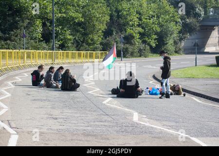 Gli attivisti dormono di notte fuori dalla strada di avvicinamento, l'East Gate per bloccare l'ingresso al trattore militare Excel London Arms Fair il 2021-09-09 , Londra, Regno Unito. Foto Stock